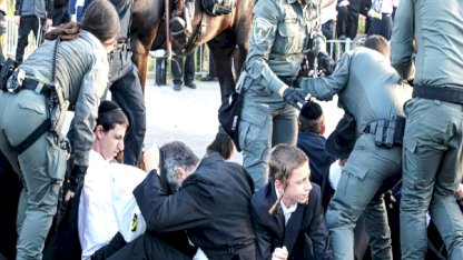 Haredi göstericiler askeri polis komutanının evini bastı