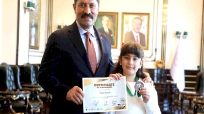 İngilizce olimpiyatında dünya üçüncüsü olan şehit kızı, söyledikleriyle valiye duygusal anlar yaşattı