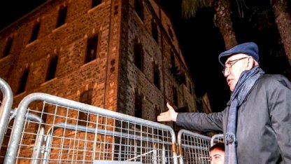 İzmir'de gece nöbetine devam... CHP'li Tanal pense ile plastik kelepçeleri kesti!