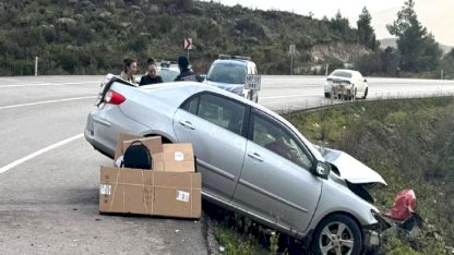 Manavgat'ta Tır-Otomobil Çarpışması: 2 Yaralı