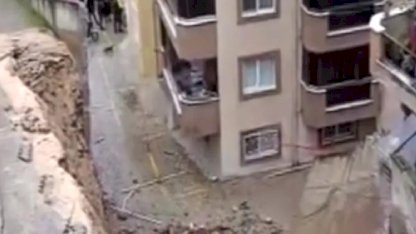 Mudanya Halitpaşa Mahallesi'nde istinat duvarı çöktü!  2 kattaki daireler tahliye edildi