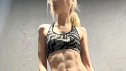 Nevide Çiçek'ten 'karın kası' şov