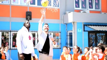 Şampiyon dev adamlar Çayırovalı ilkokul öğrencileriyle buluştu