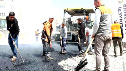 Şanlıurfa'da 25 metrelik yol projesinde asfalt çalışmaları başladı