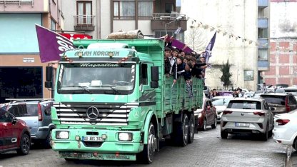 Savaştan kaçmıyorlar! Kamyon kasasına binip gittikleri yer herkesi şaşırttı