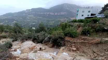 Silifke'de Sağanak Yağış Yolda Çökme ve Zararlar Oluşturdu