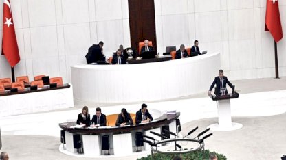 TBMM'den geçti! Kadınların doğum izni artıyor, 15 yaş altına da sosyal medya yasaklanacak