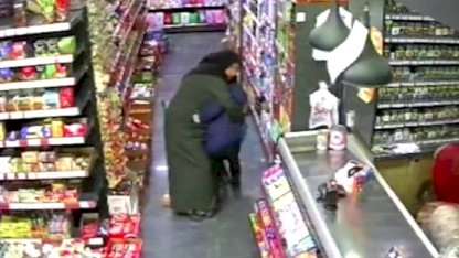 Van'da depreme markette yakalanan bir anne, oğlunun üzerine kapandı