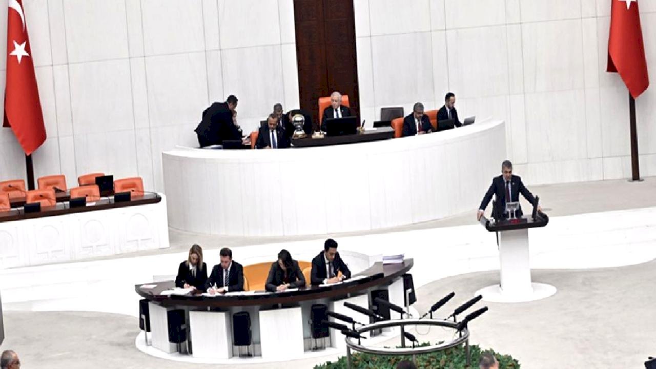 TBMM'den geçti! Kadınların doğum izni artıyor, 15 yaş altına da sosyal medya yasaklanacak