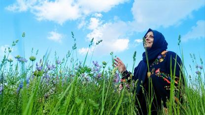 Toprağa düşüp çamura karışacak yağmur tanesi kadarız. Senin kokun olmazsa, nasıl insan kokarız?