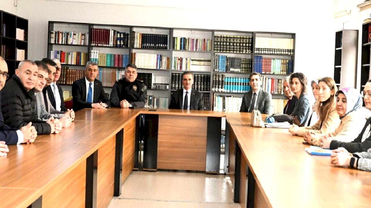 Vali Baruş, Öğrencilere Erzurumspor Forması Hediye Etti