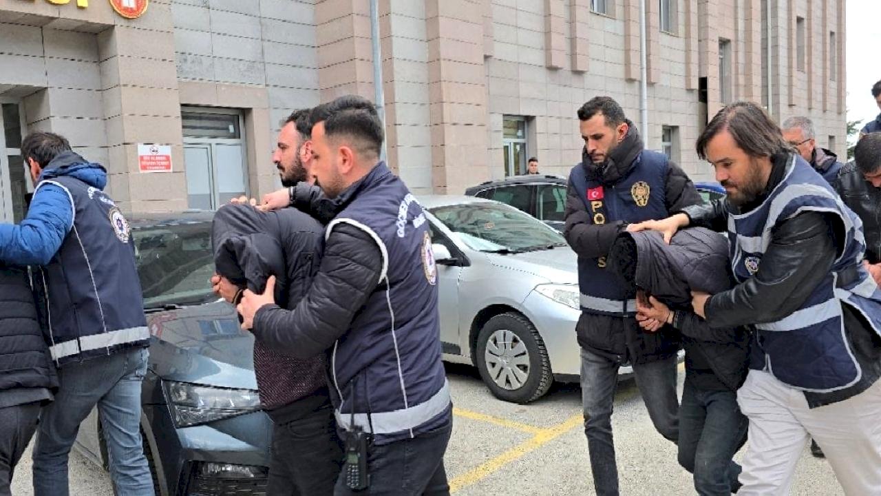 Yozgat'ta yolcusuz otobüsün bagajından 53 kaçak göçmen çıktı