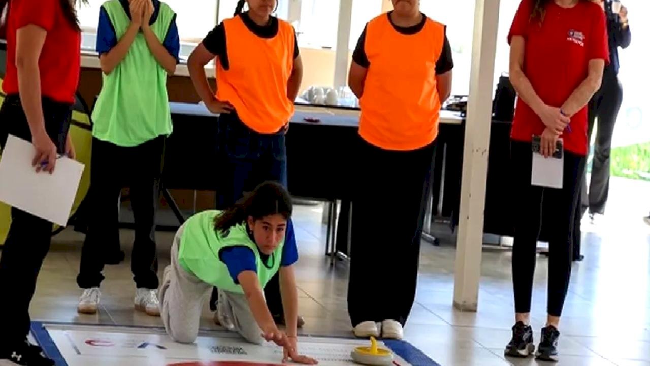 Antalya Büyükşehir'den kız çocuklarına spor desteği