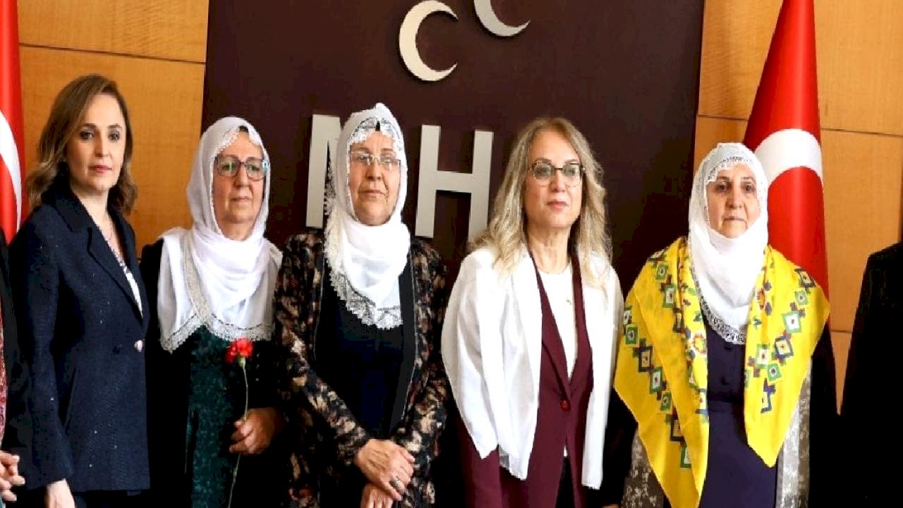 "Barış Anneleri"nden MHP'ye ziyaret: Beyaz tülbent hediyesine sarı tülbentle karşılık