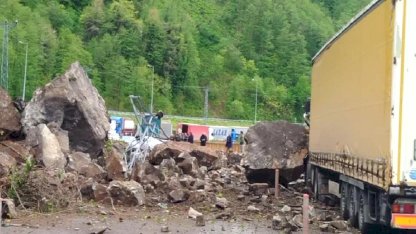 Artvin'de heyelan! Yabancı tır hasar aldı!