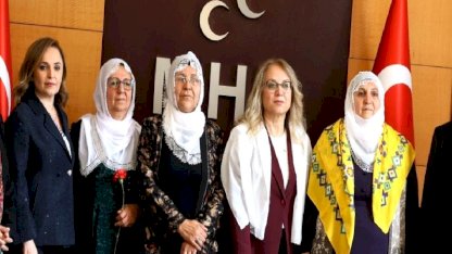 "Barış Anneleri"nden MHP'ye ziyaret: Beyaz tülbent hediyesine sarı tülbentle karşılık