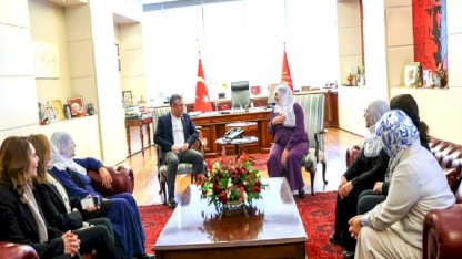 CHP'de Barış Anneleri Ziyareti