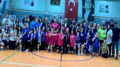 Futsal'da şampiyon Elmasbahçeler Salih Şeremet Ortaokulu