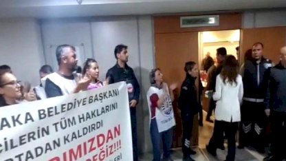 Karşıyaka'da memurlardan meclis girişi Başkan Ünsal'a alkışlı protesto