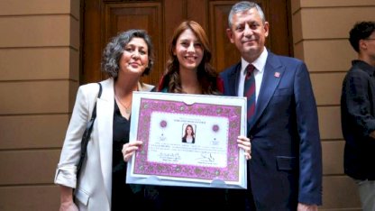 Özgür Özel'in kızı cübbeyi giydi