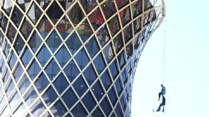 Rize'de dev çay bardağını 'endüstriyel dağcılar' temizliyor