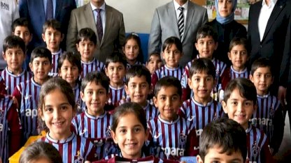 Trabzonspor sevgisi Patnoslu öğrencilere forma hediyesi getirdi