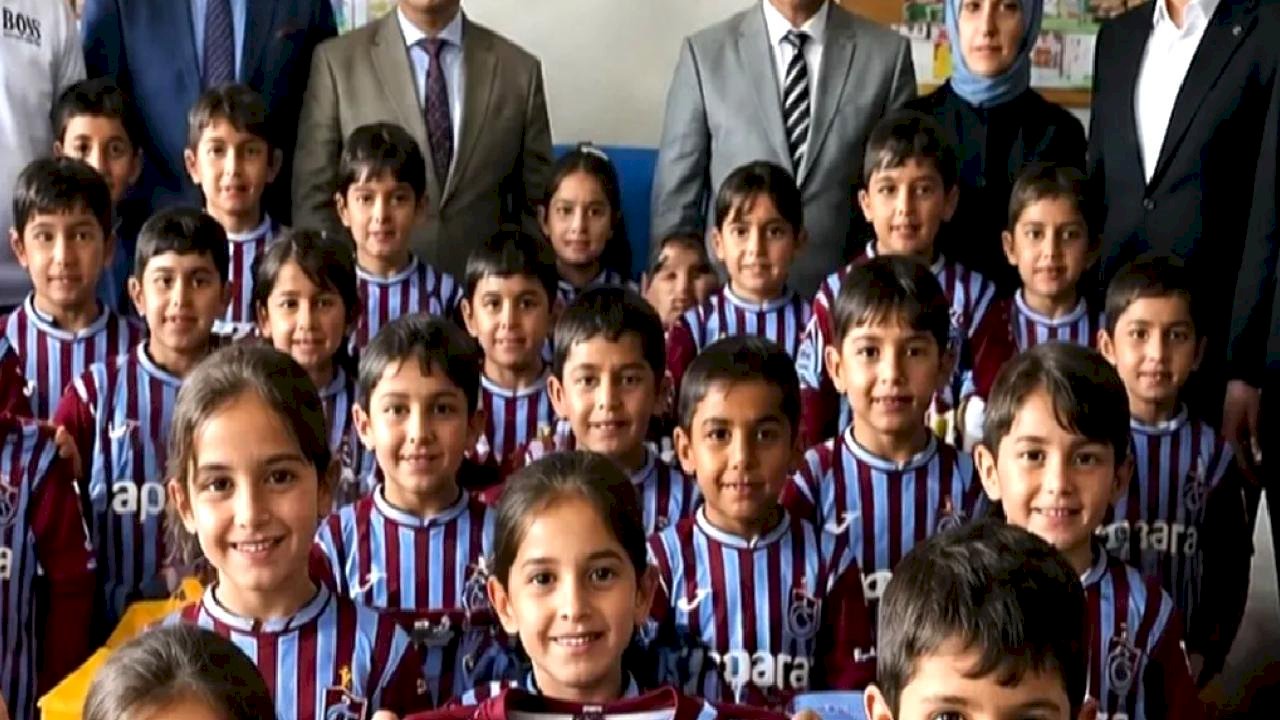 Trabzonspor sevgisi Patnoslu öğrencilere forma hediyesi getirdi