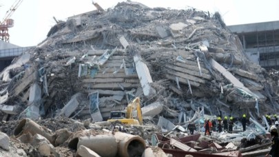 Myanmar art arda meydana gelen depremlerle sarsıldı!